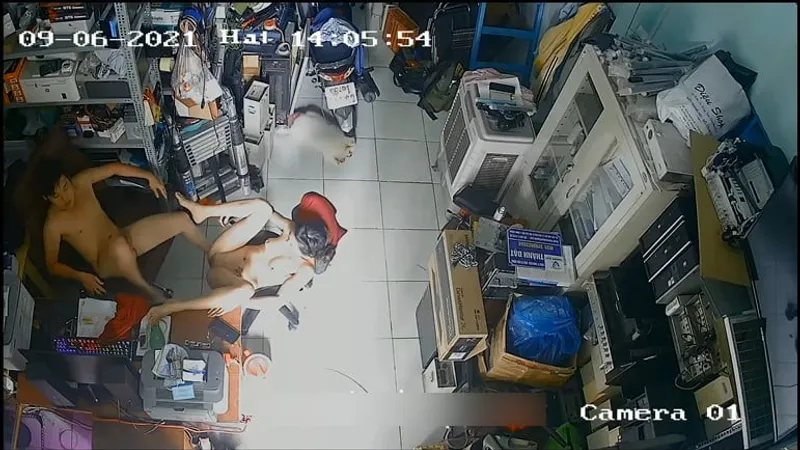 Cô vợ chồng yêu đụ nhau trong của buồi máy tính