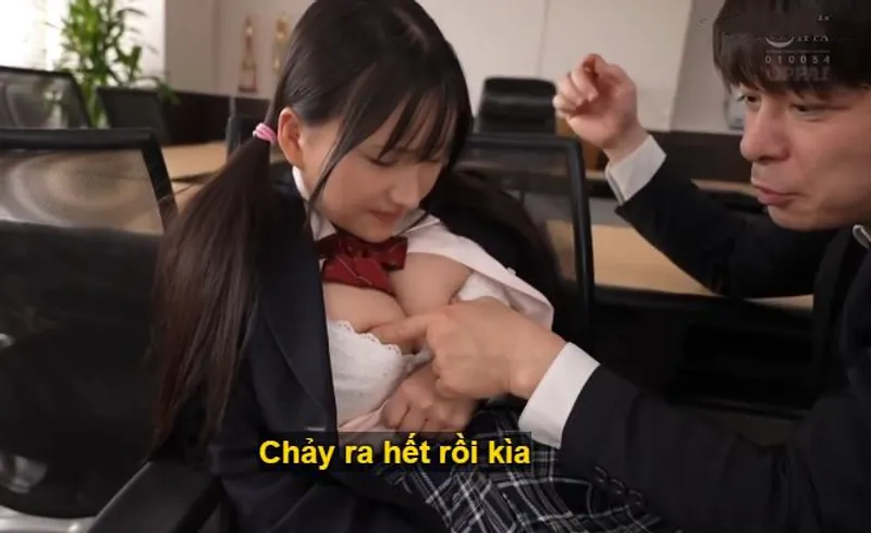 Trong suốt 3 năm, thầy giáo rèn luyện cô học trò ngực khủng thành "chiếc bình đựng tinh"
